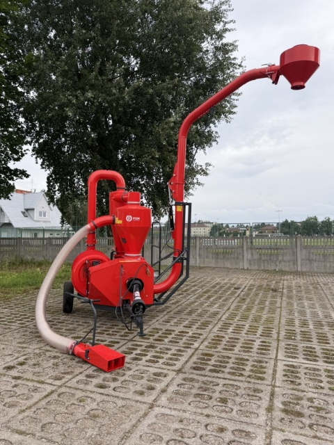 T 480 suction-pressure conveyor with a PTO, a clutch, and a hydraulically foldable discharge