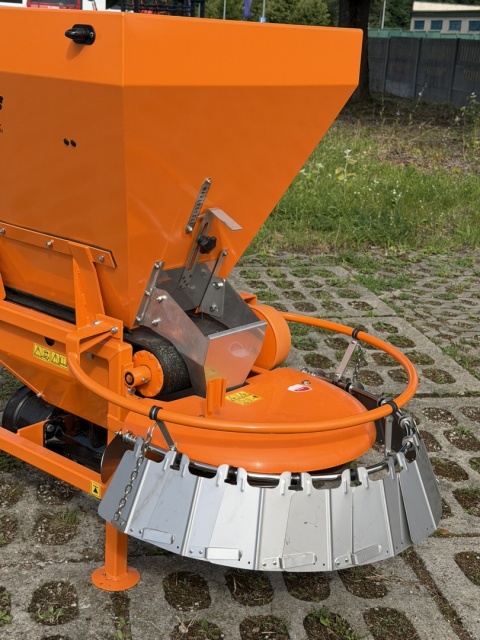 Rozsiewacz komunalny MOTYL N031/2 z koszem malowanym