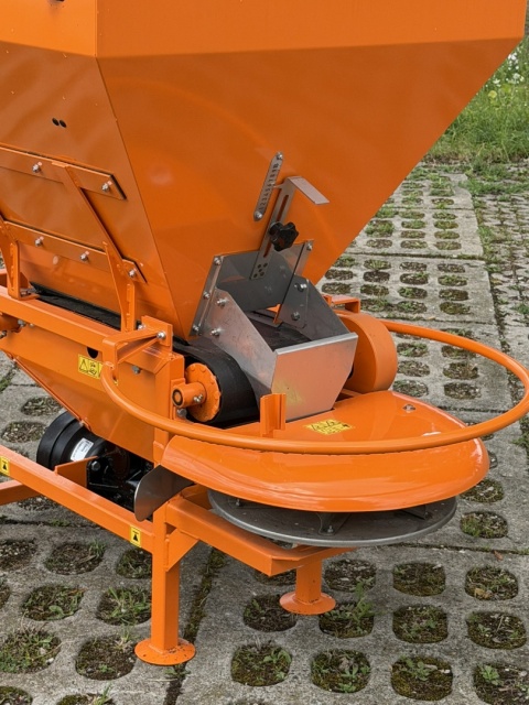 Fertilizer spreader MOTYL N031/1 with painted hopper
